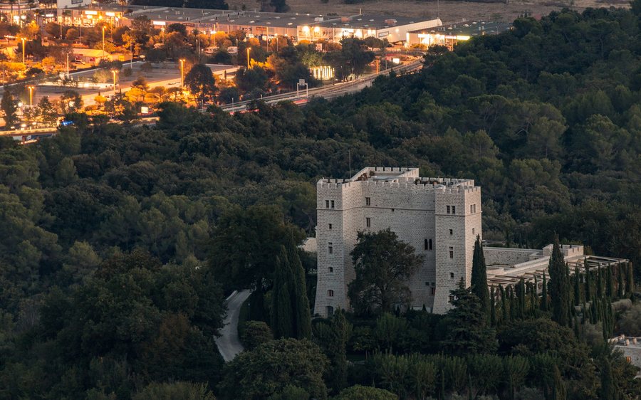 File:MK54197 Chateau De La Gaude.jpg