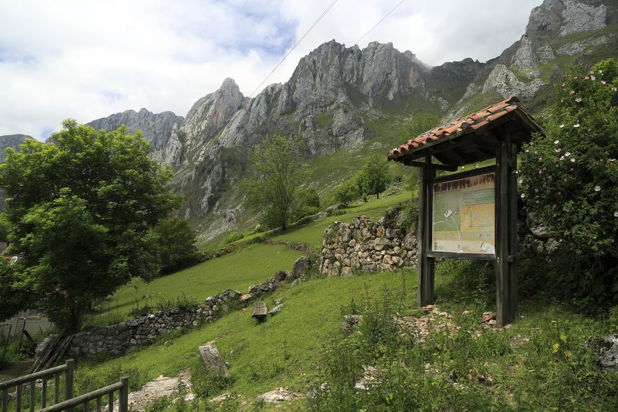 File:J22 855 Tielve, Cabeza Llanedo.jpg