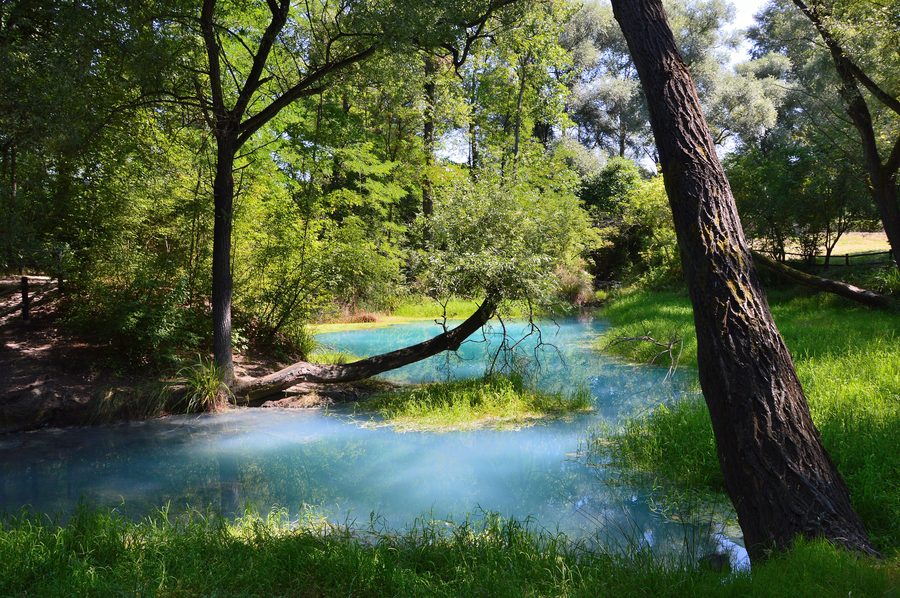 Turquoise sulfur springs in Parco del Lavino near Scafa