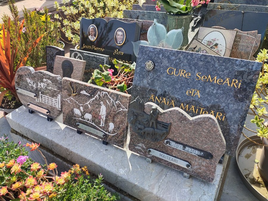 File:Cimetière de l'église de Bidarray 2.jpg
