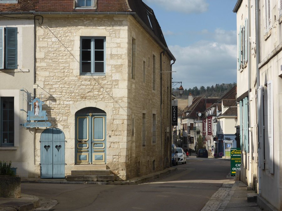 File:Central Chablis (France 2015) (16475994603).jpg