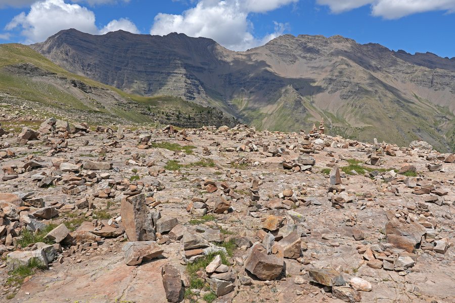 File:Champ de cairns entre les lacs Faravel et Palluel au fond de la vallée de Freissinières (Hautes-Alpes, France) DSC01492.jpg