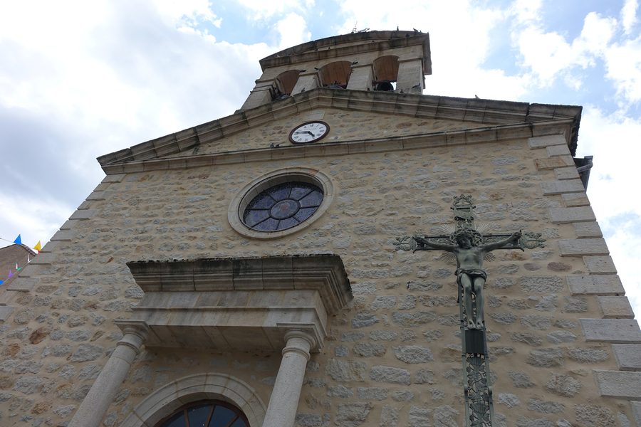 Exterior view of the Église Saint-Julien-de-Brioude in Malrevers, Haute-Loire
