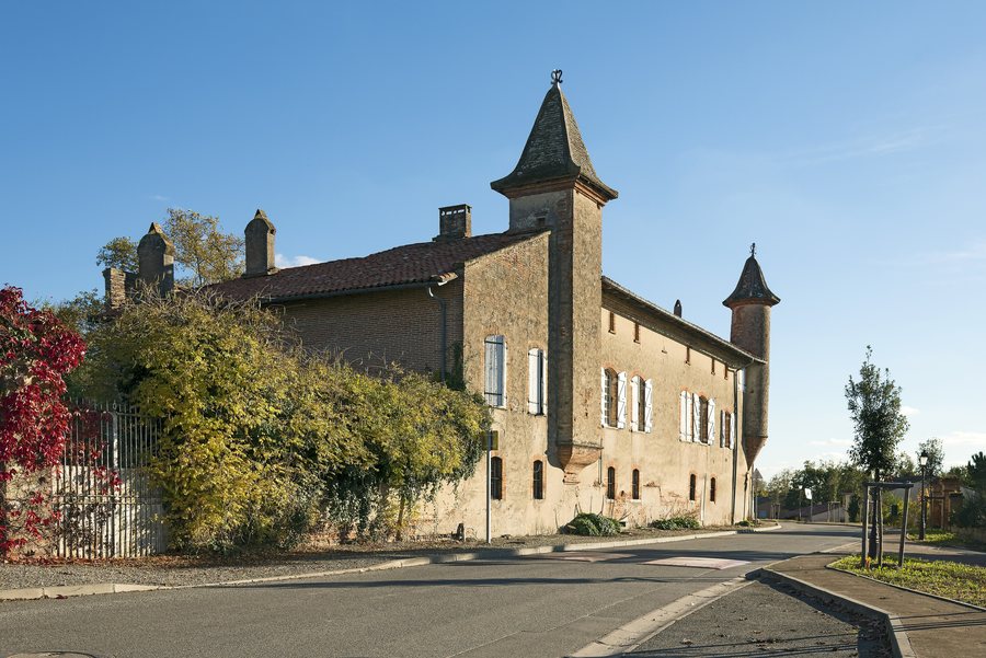 File:Daux - Le Château de Peyrolade.jpg