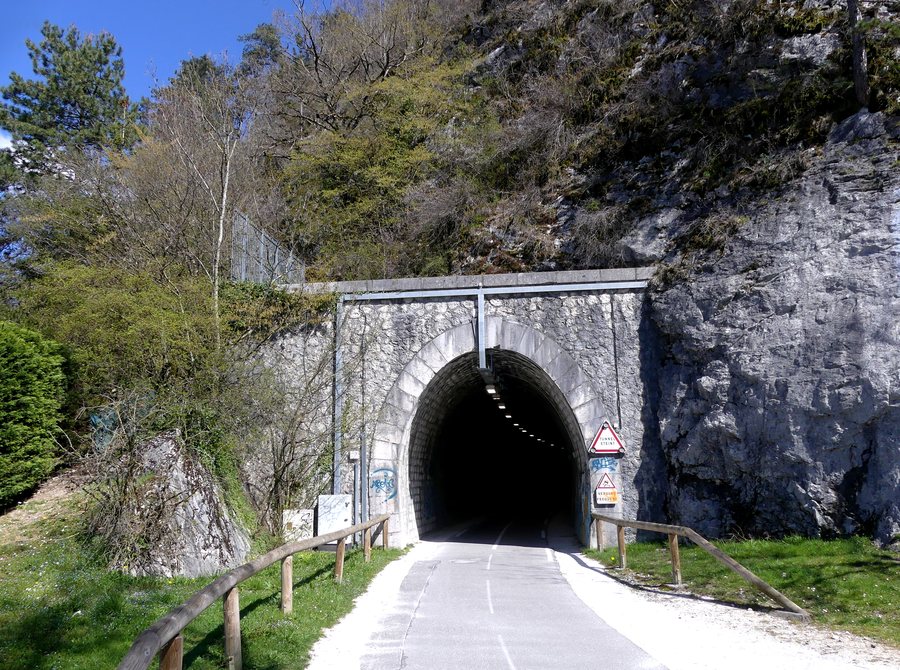 File:Entrée Ouest Tunnel de Duingt (avril 2023).JPG