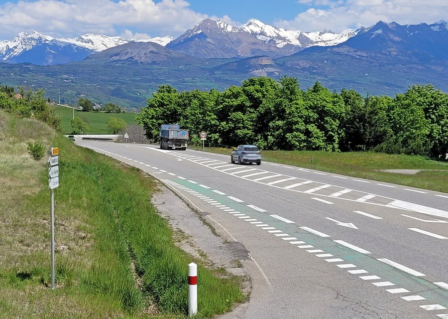File:Route départementale 994 entre Gap et La Freissinouse (Hautes-Alpes, France) 20250430 142113.jpg