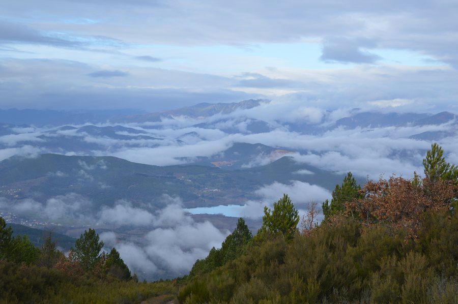 File:Lago de Carucedo desde los Montes Aquilanos.jpg