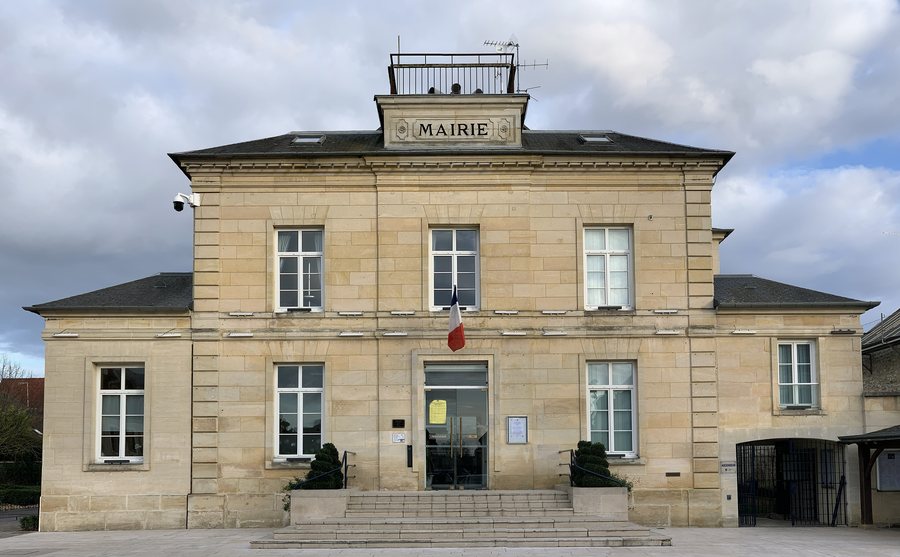 File:Mairie Gouvieux 4.jpg