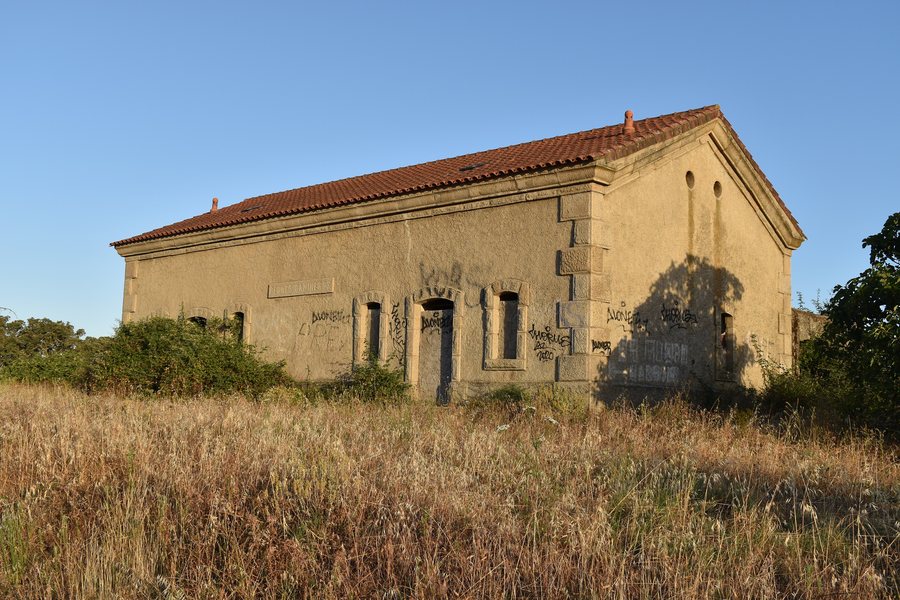 File:Caseta de peóns en Zarza la Mayor.jpg
