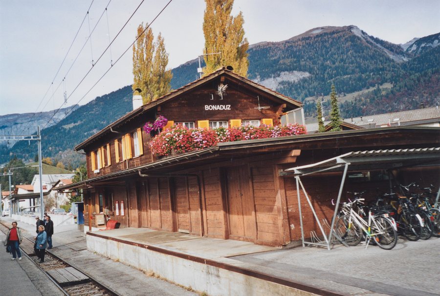 File:SBB Historic - F 122 00133 004 - Bonaduz RhB Stationsgebaeude mit Gueterschuppen Bahnseite.jpg
