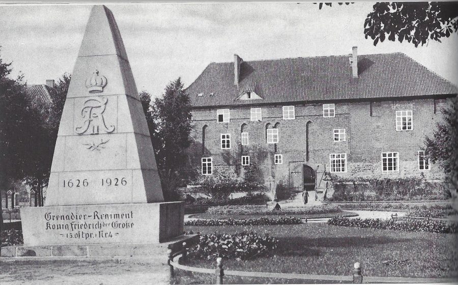 Monument in front of the Ordensburg Rastenburg in Kętrzyn