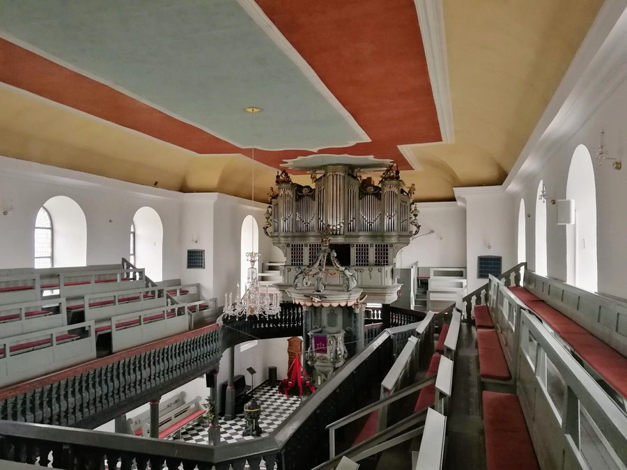 Innenraum der Evangelischen Kirche Eckenhagen mit historischer Orgel