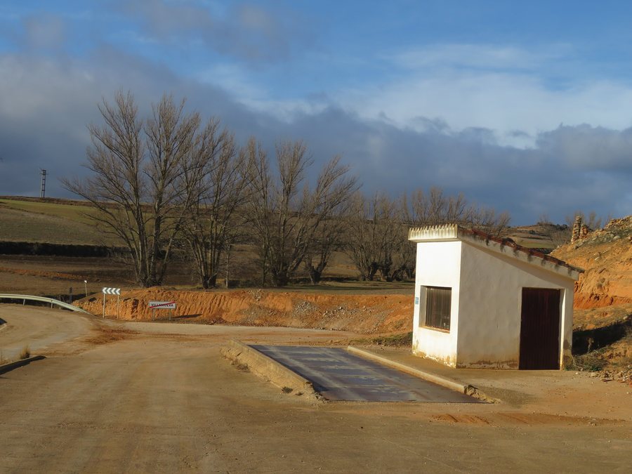 File:Bascula pública del municipio de Villanueva del Rebollar de la Sierra (Teruel, España).jpg