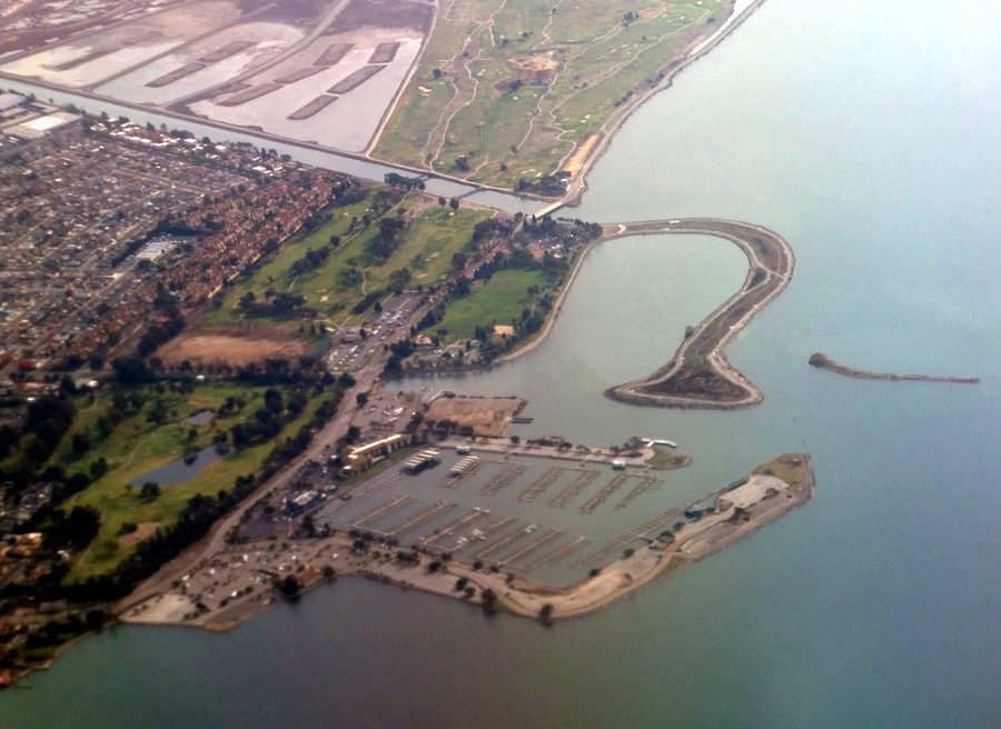 Luftaufnahme des Jachthafens von San Leandro im Dezember 2023