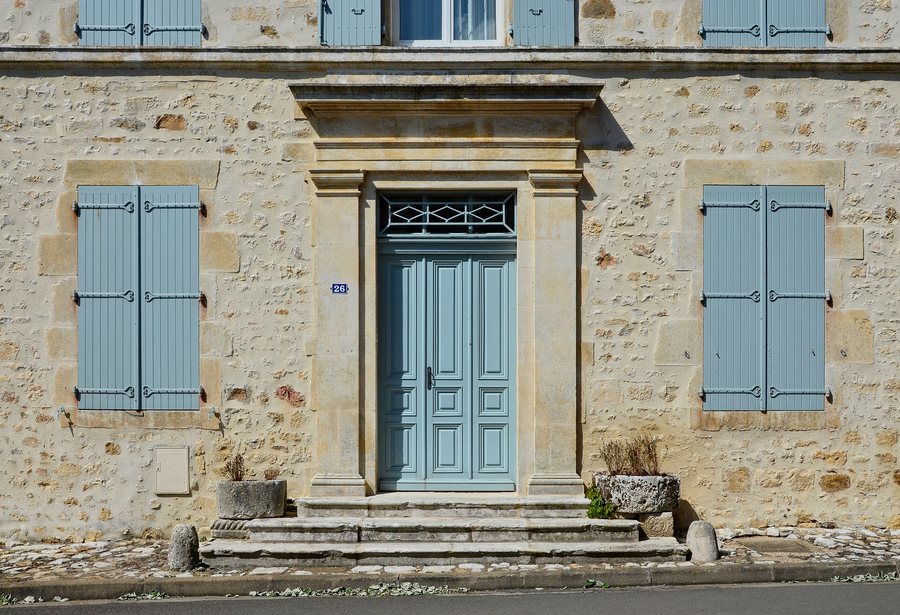 File:Montbron 16 Habitat entrée&volets 2014.jpg