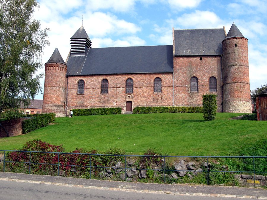 File:Esquéhéries église fortifiée 1.jpg