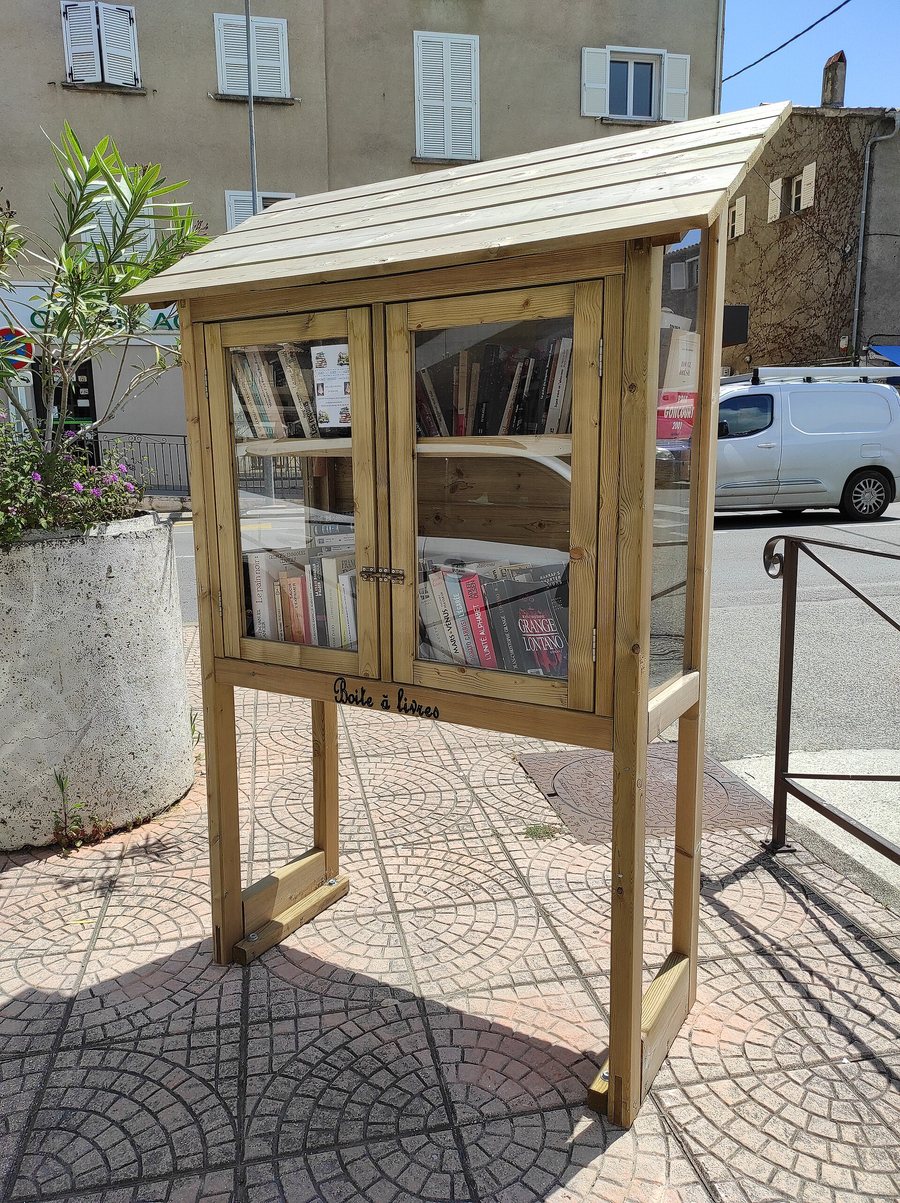 File:Boite à livres in Padulella Moriani Plage, Haute Corse, 2025.jpg