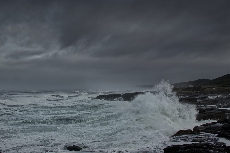 Felsige Pazifikküste bei Yachats, Oregon, an einem stürmischen Tag