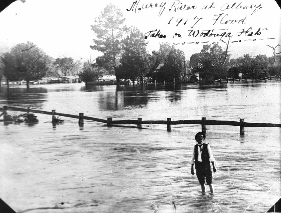 The Murray River in flood on the plains of Albury and Wodonga in 1917