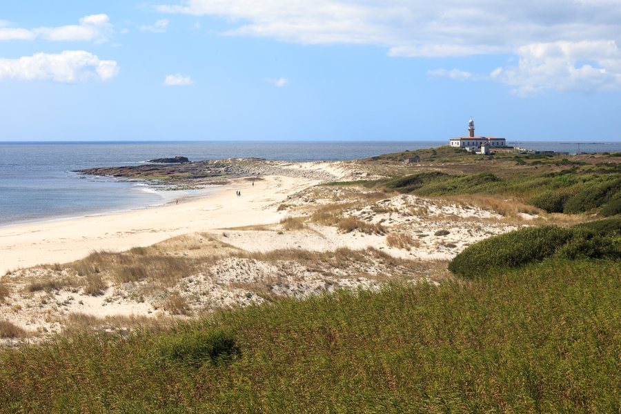 File:Faro e praia de Lariño. Carnota. Galiza LC03.jpg
