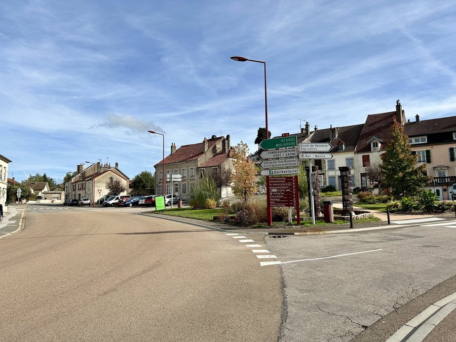 File:Fayl-Billot - Grande Rue, au croisement de la rue de la Perrière.jpg