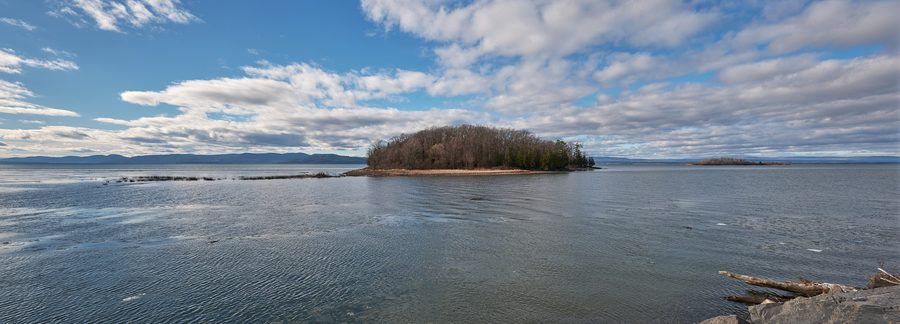 Panorama des Lake Champlain und Law Island vom Colchester Causeway in Colchester, Vermont