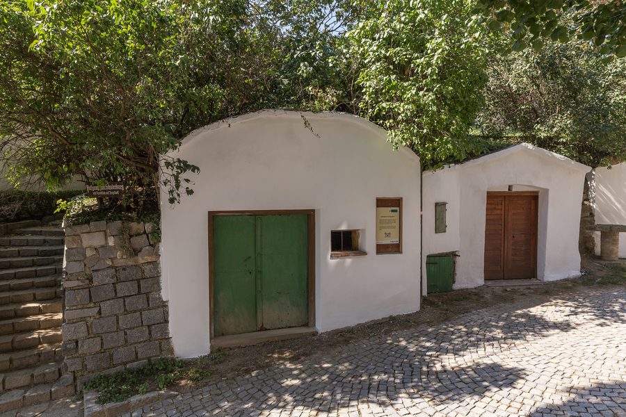 Kellergasse Kirchengraben in Poysdorf mit Presshäusern und Weinkellern