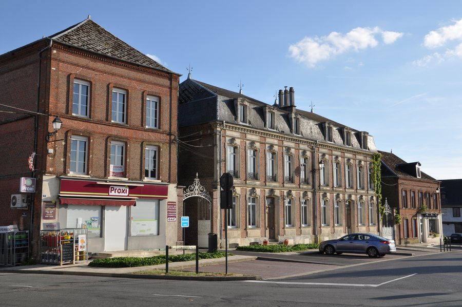 File:France, Aisne, Brunehamel (01), Place de Mai 1940, Proxi.jpg