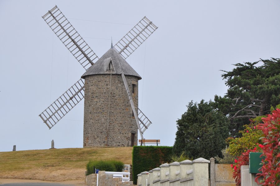 File:Saint-Quay-Portrieux (France), windmill 1.JPG