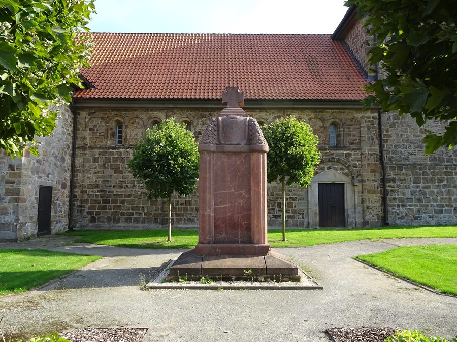 Memorial in front of St. Gangolf's Church in Wietzen