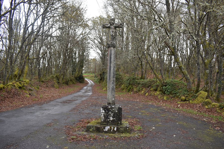 File:Cruceiro xunto á igrexa de Cadós (Bande).jpg