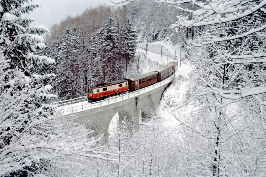 Regional train of the Mariazellerbahn at the Heugraben Viaduct near Puchenstuben station in winter