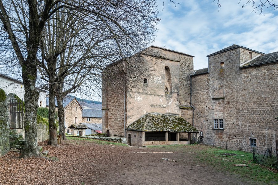 File:Castle of Saint-Beauzely 01.jpg