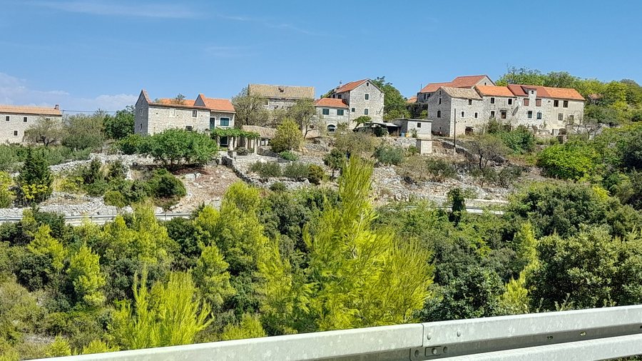 File:Županijska cesta 6252, Selca kod Staog Grada, Hvar, Croatia 20240821 03.jpg