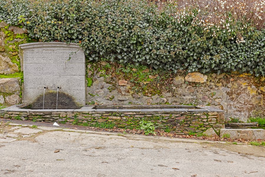 File:Fuente en Galende.jpg