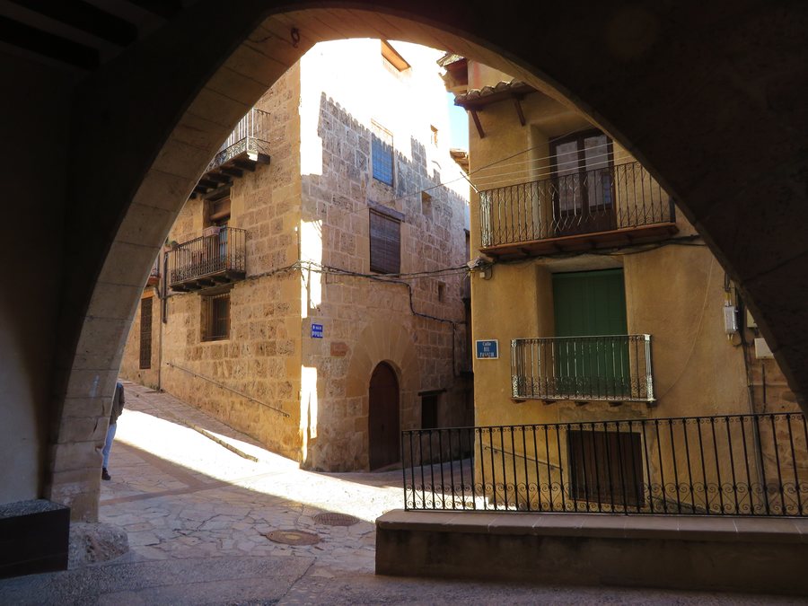 File:Entorno de la lonja de Beceite, Aragón.jpg