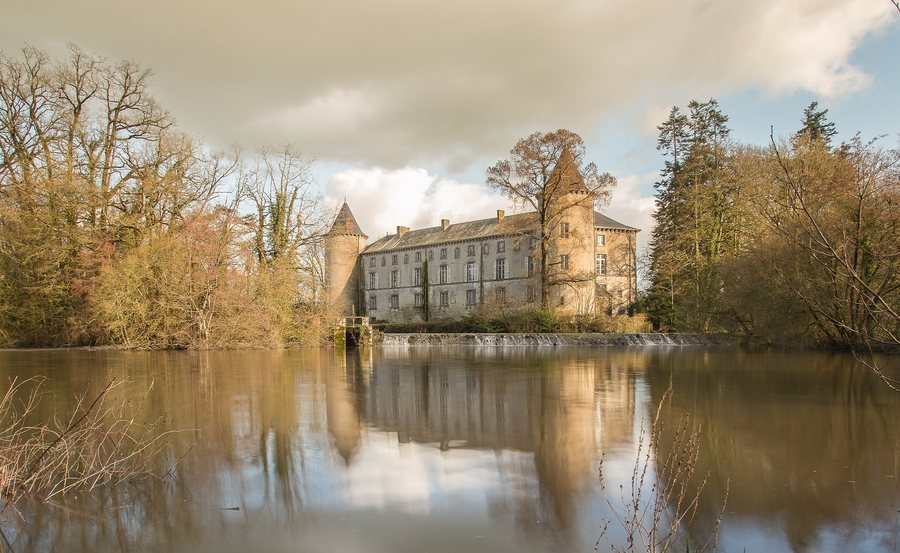 File:Château de La Forêt-sur-Sèvre (façade arrière, vue du Nord-Ouest).jpg