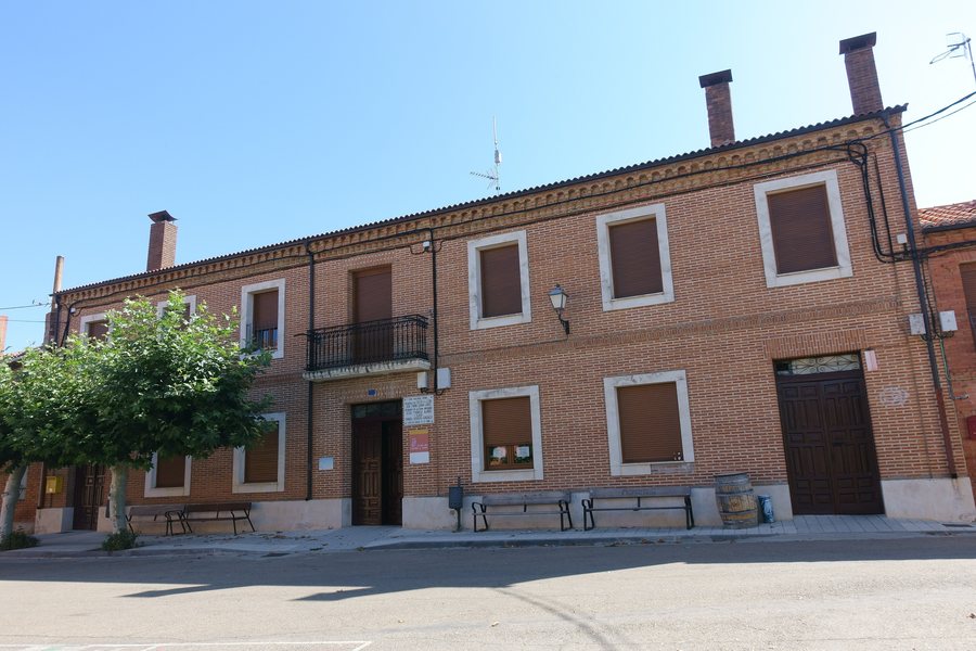 File:Ayuntamiento de Loma de Ucieza.jpg