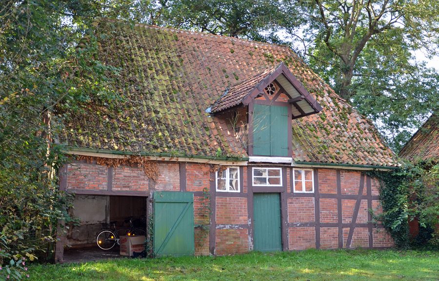Historic stable building at the Mühlenteich in Neubruchhausen