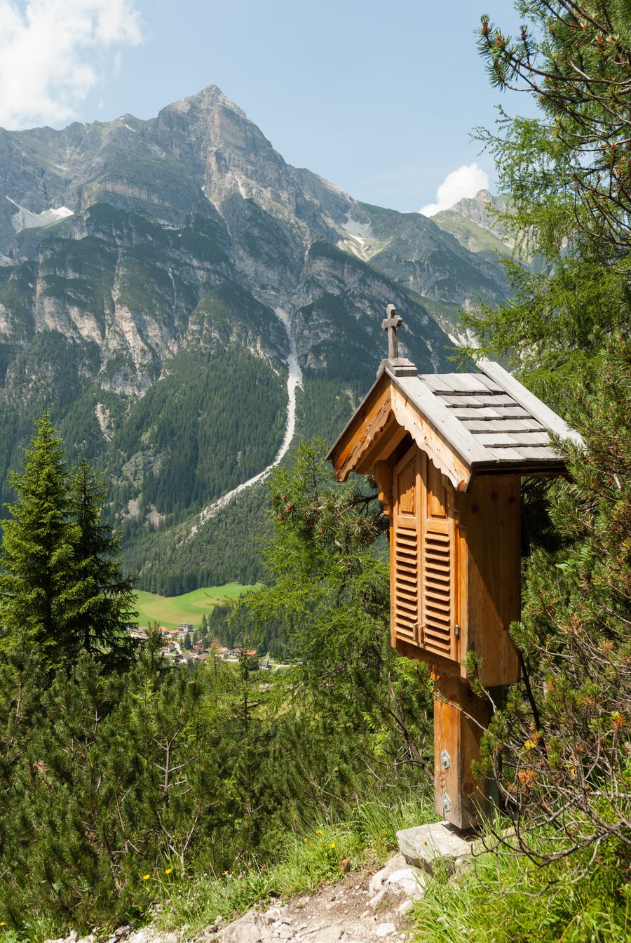 Wayside cross to St. Magdalena in the Gschnitztal with Kirchdachspitze in the background