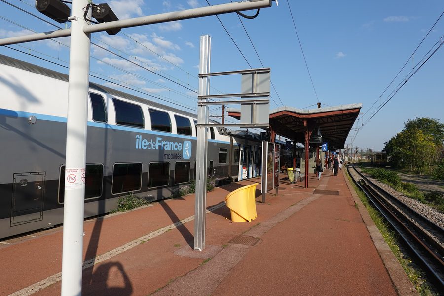 train at Melun station
