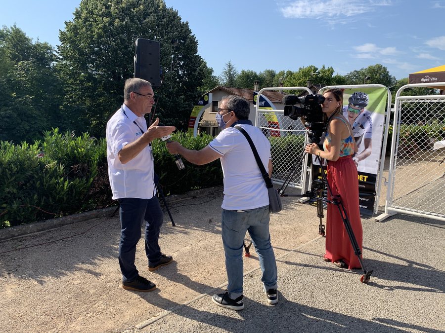 File:Bernard Hinault interviewé par France 3 (Saint-Vulbas, Tour de l'Ain 2020).jpg