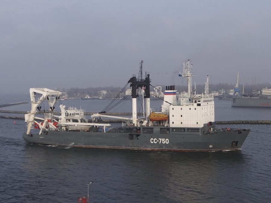 Salvage ship SS-750 with its submarine in the Strait of Baltiysk