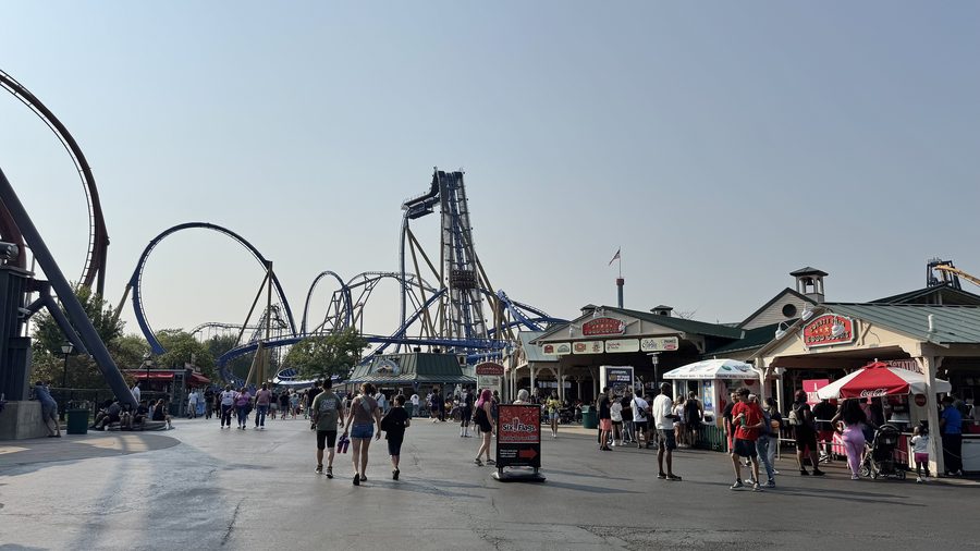 Bereich County Fair mit Achterbahn Wrath of Rakshasa im Freizeitpark Six Flags Great America in Gurnee, Illinois