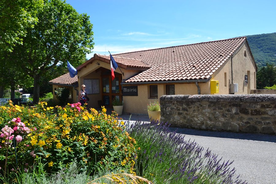 File:Vesc town hall.jpg