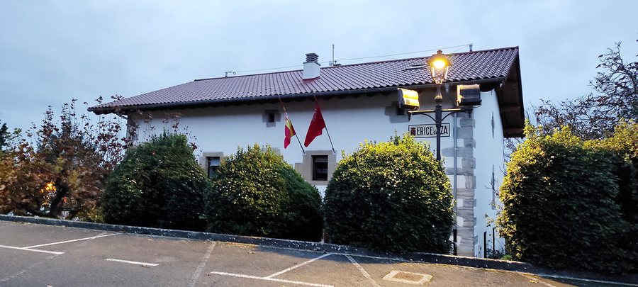 File:Casa consistorial de Iza (Navarra).jpg