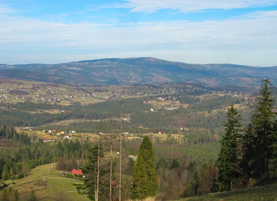 Blick auf Kamesznica vor der Beskid-Landschaft