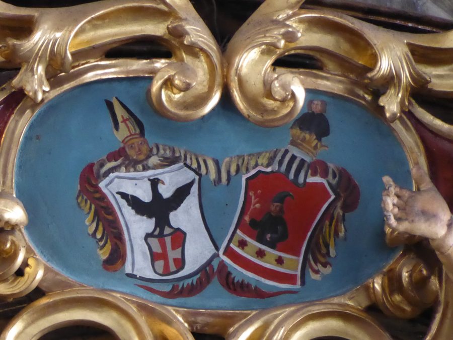 Detail der Pfarrkirche zum heiligen Florian in Wösendorf mit dem Wappen von Propst Johann Födermayr am Hochaltar