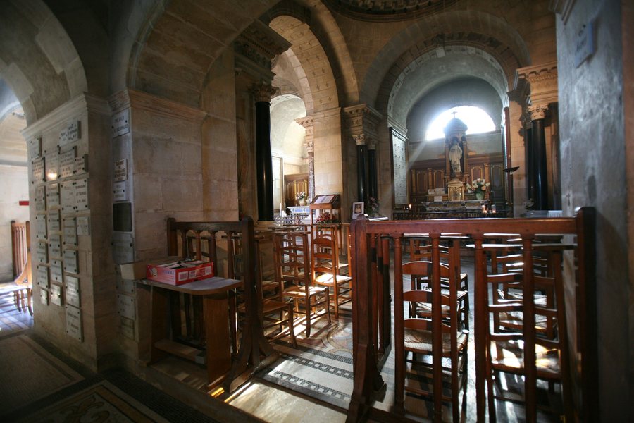 File:Fontaine-lès-Dijon--intérieur-Saint-Bernard.jpg