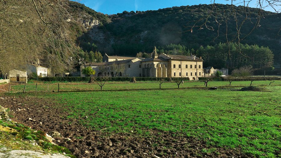 File:Monasterio de Santa María la Real de Iranzu, Abárzuza.jpg